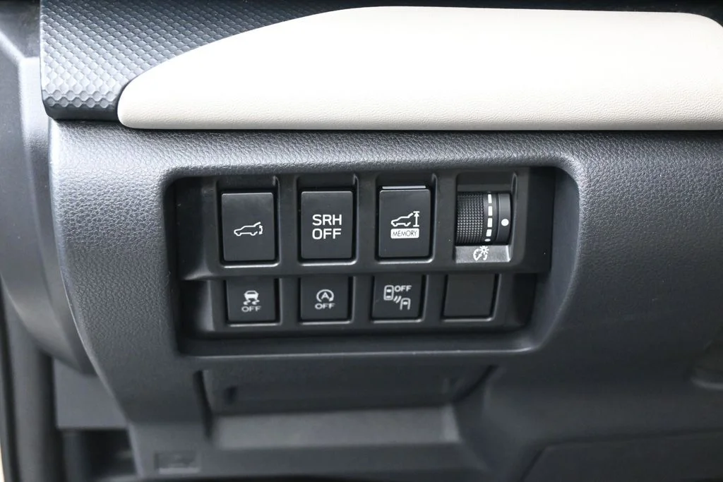 Used 2022 Crystal White Pearl Subaru Limited image 16