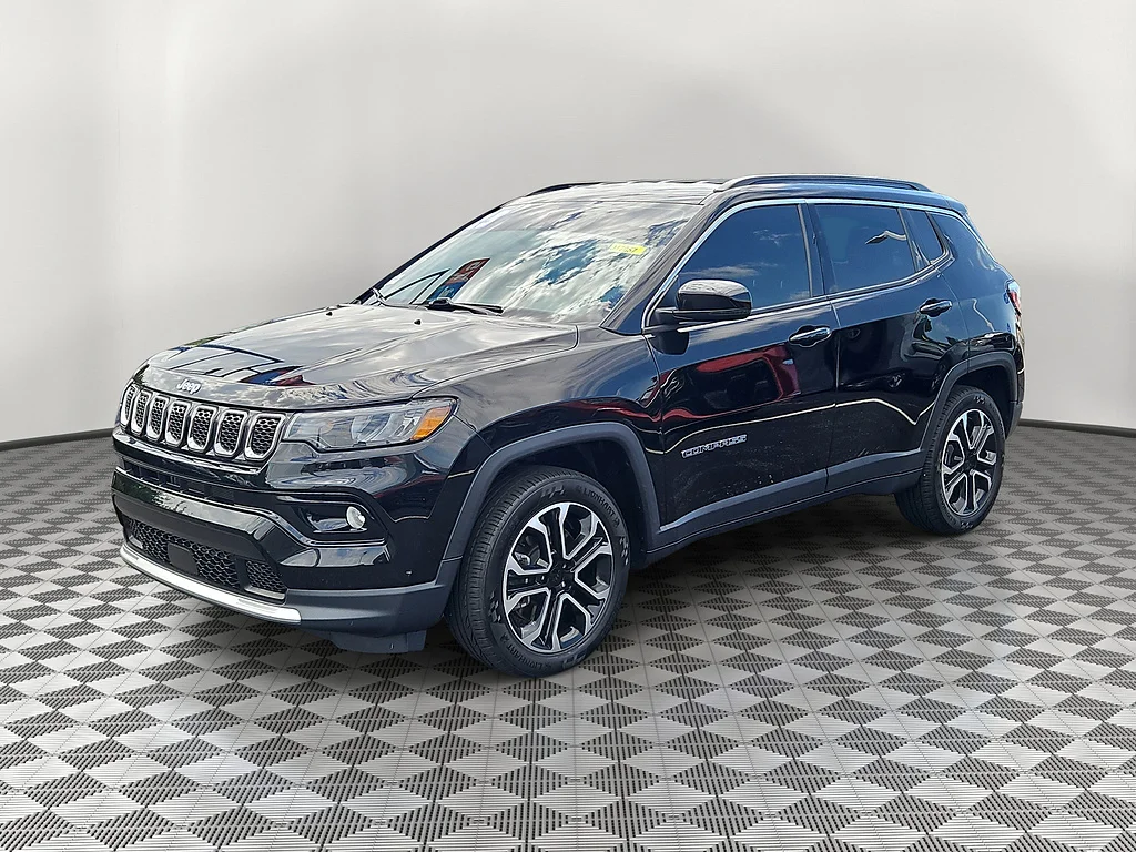 Used 2023 Diamond Black Crystal Pearl Coat Jeep Limited image 2