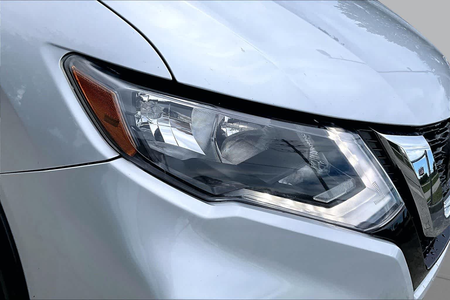 Used 2020 Brilliant Silver Metallic Nissan SV image 28