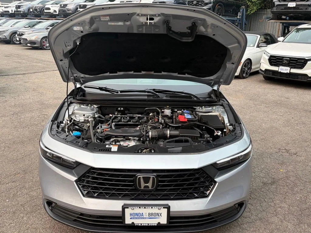 Certified Used 2025 Solar Silver Metallic Honda SE image 15
