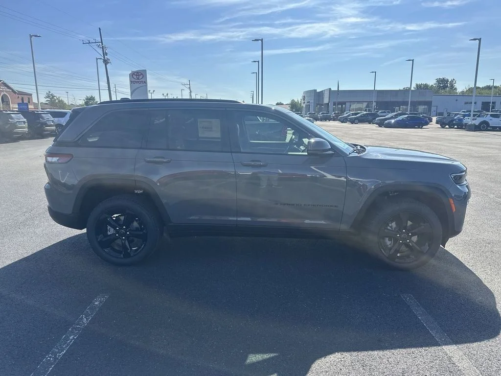 New 2027 Sting-Gray Clear-Coat Paint Jeep Limited image 9