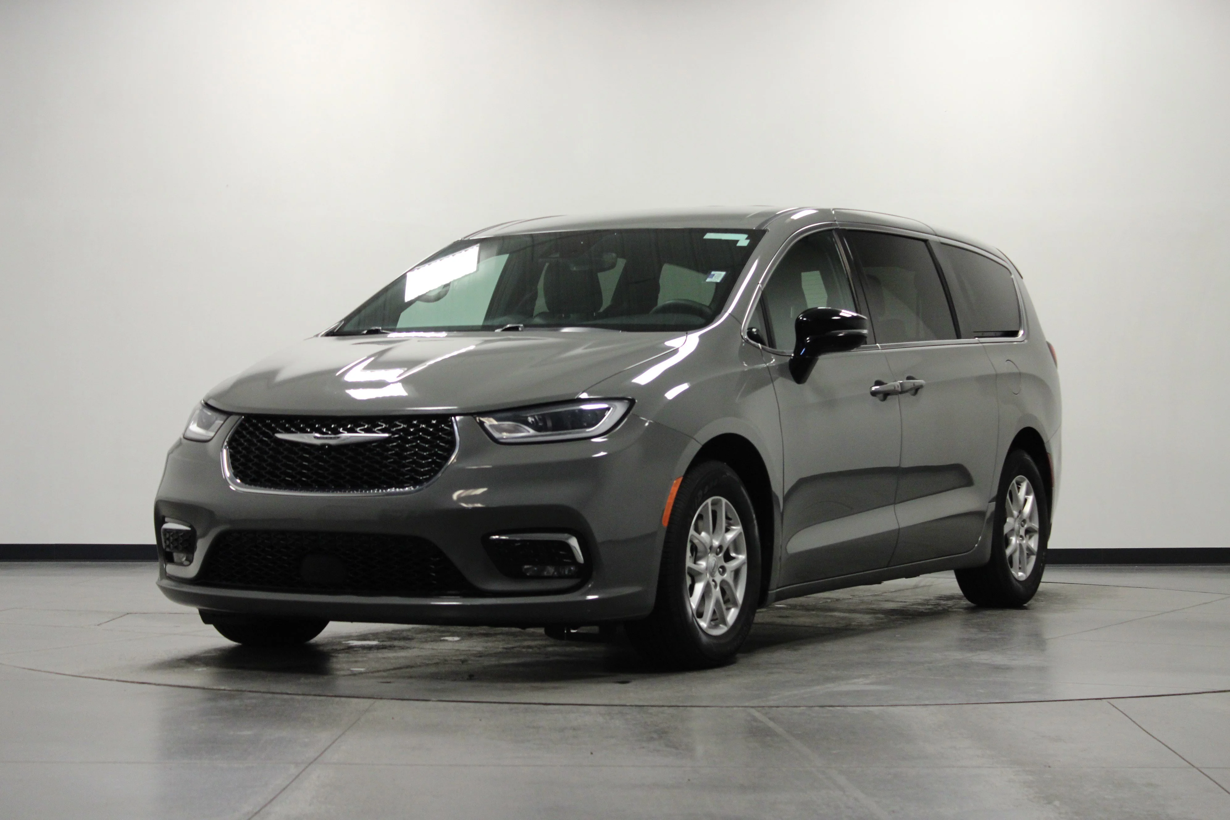 Used 2025 Ceramic Gray Clearcoat Chrysler Select image 8