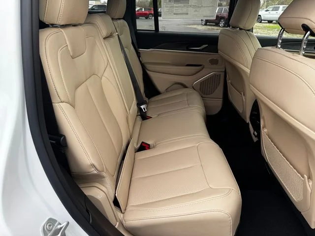New 2026 Bright White Clear-Coat Exterior Paint Jeep Limited image 16