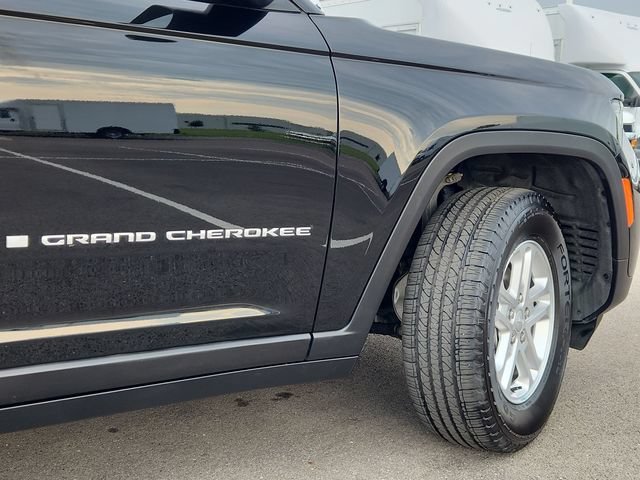 Used 2025  Jeep Laredo image 19
