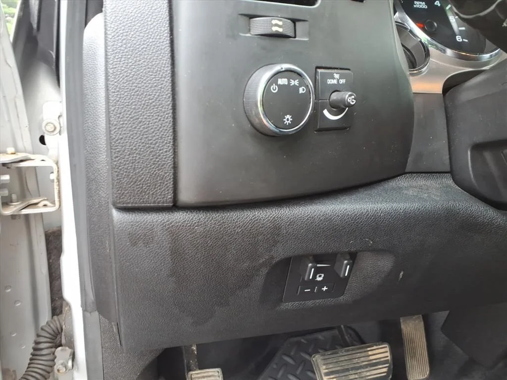 Used 2011 Sheer Silver Metallic Chevrolet LT image 22