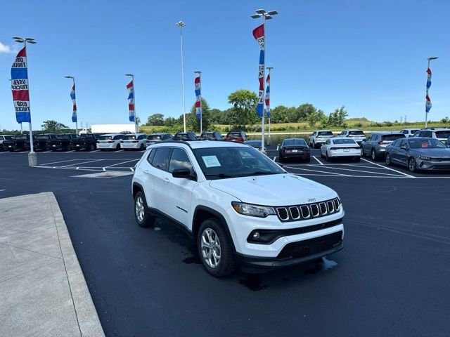 Used 2024 White Jeep Latitude image 3