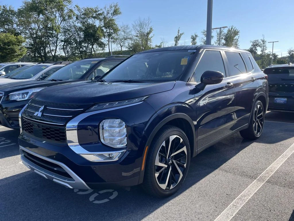 Used 2025 Cosmic Blue Metallic Mitsubishi SE image 2