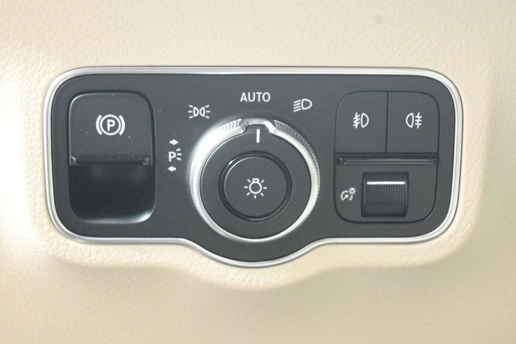 New 2026 Polar White Mercedes-Benz GLB 250 image 25