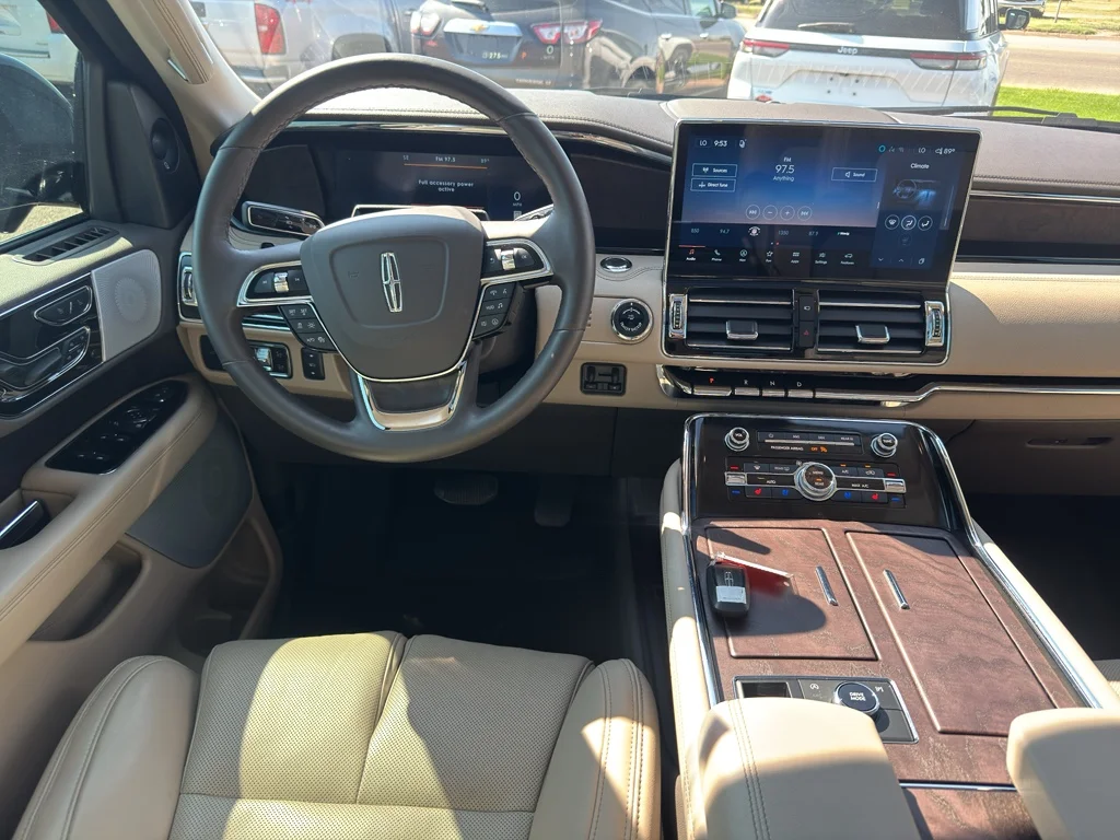 Used 2024 Infinite Black Metallic Clearcoat Lincoln Reserve image 17