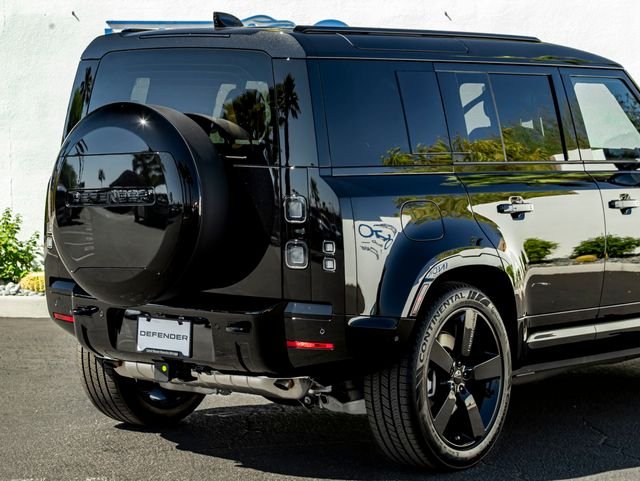 New 2026 Santorini Black Land Rover X-Dynamic SE image 7