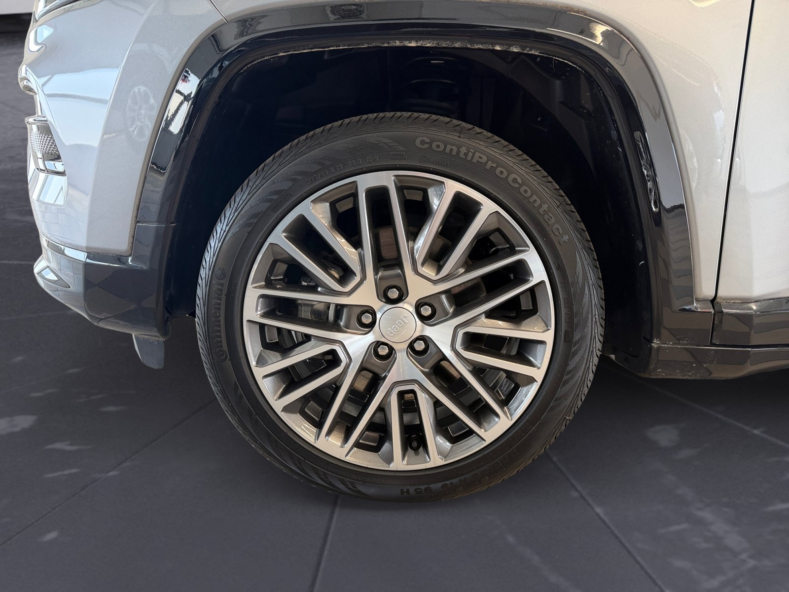 Used 2023 Billet Silver Metallic Clearcoat Jeep Limited image 43