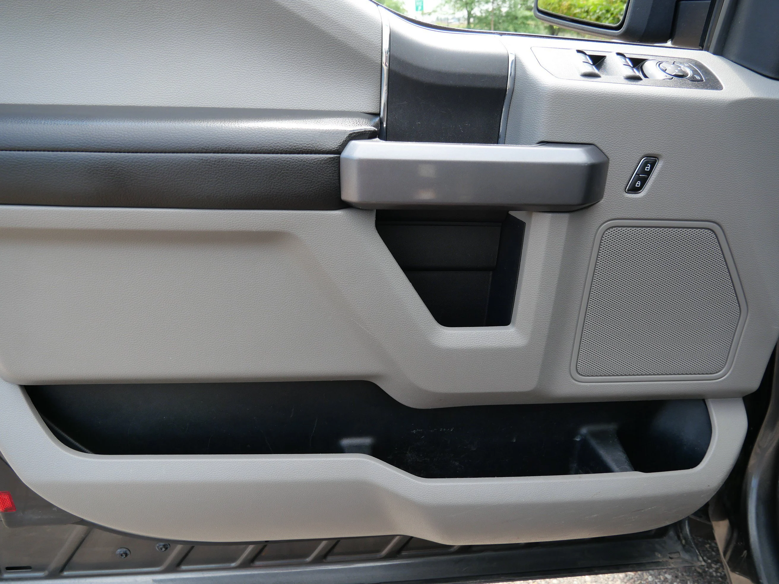 Used 2019 Magnetic Metallic Ford XLT 4WD SuperCab 6.5 Box image 11
