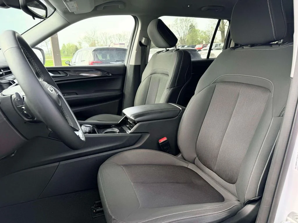Used 2023 White/off-white Jeep Laredo image 17
