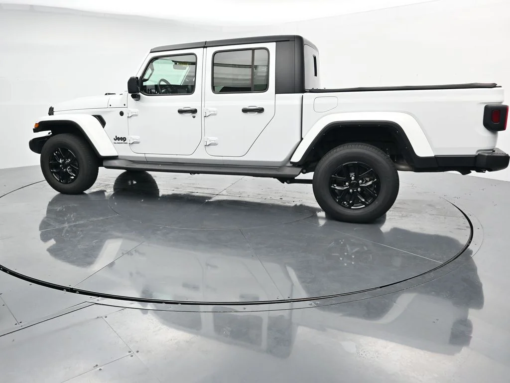 Used 2022 White Jeep Sport image 4