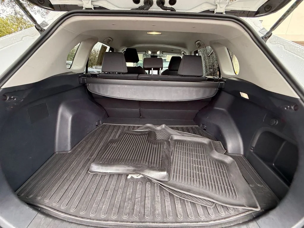 Used 2025 White Toyota XLE image 19