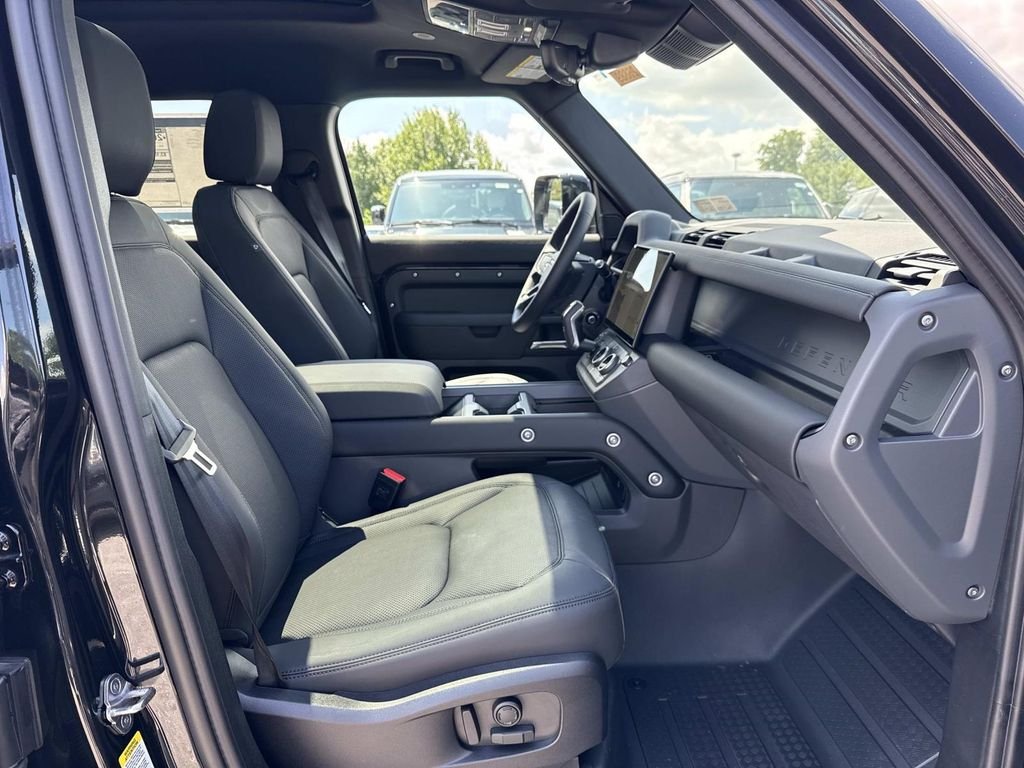 New 2026 Santorini Black Land Rover S image 13