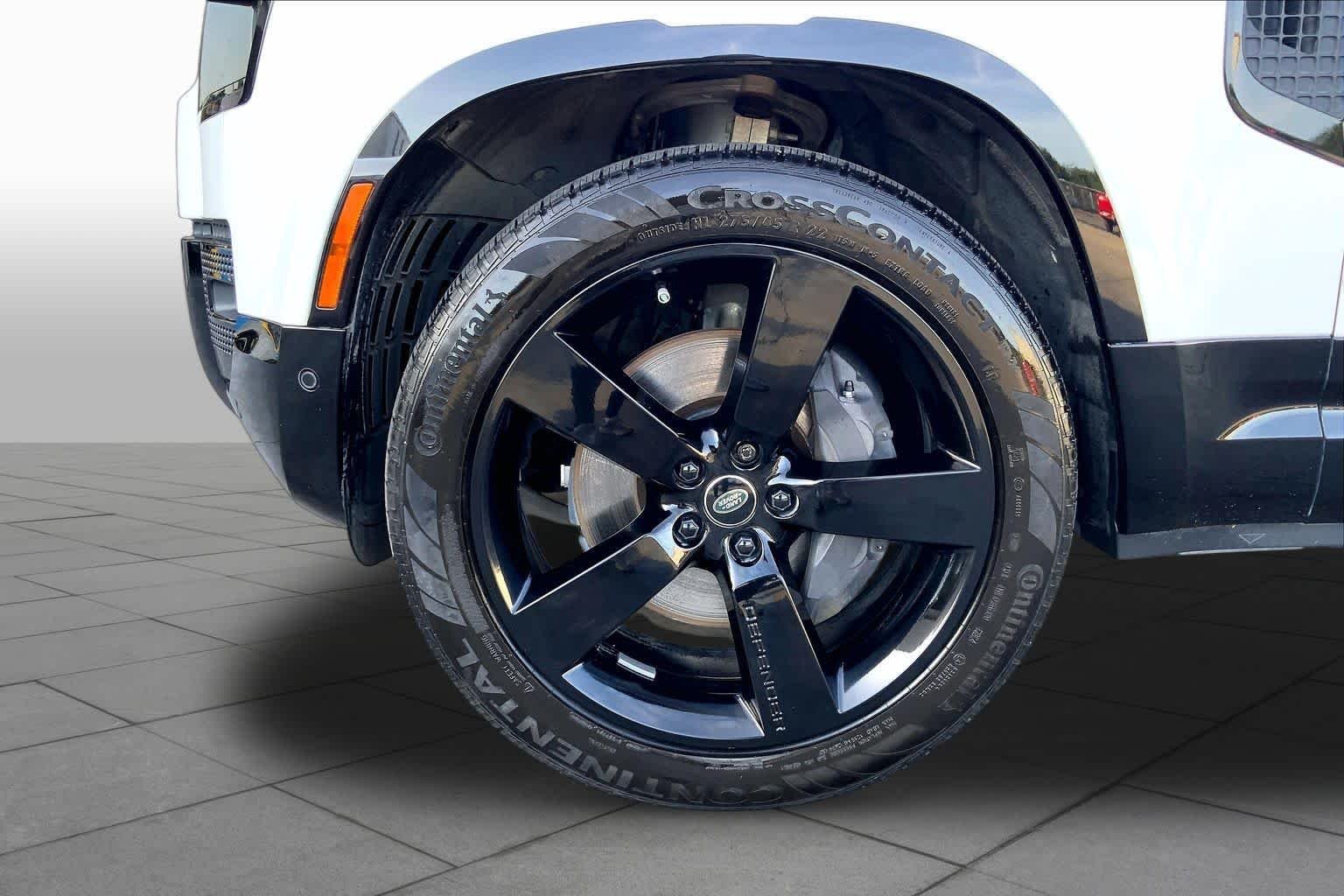 Used 2024 Fuji White Land Rover X-Dynamic SE image 10