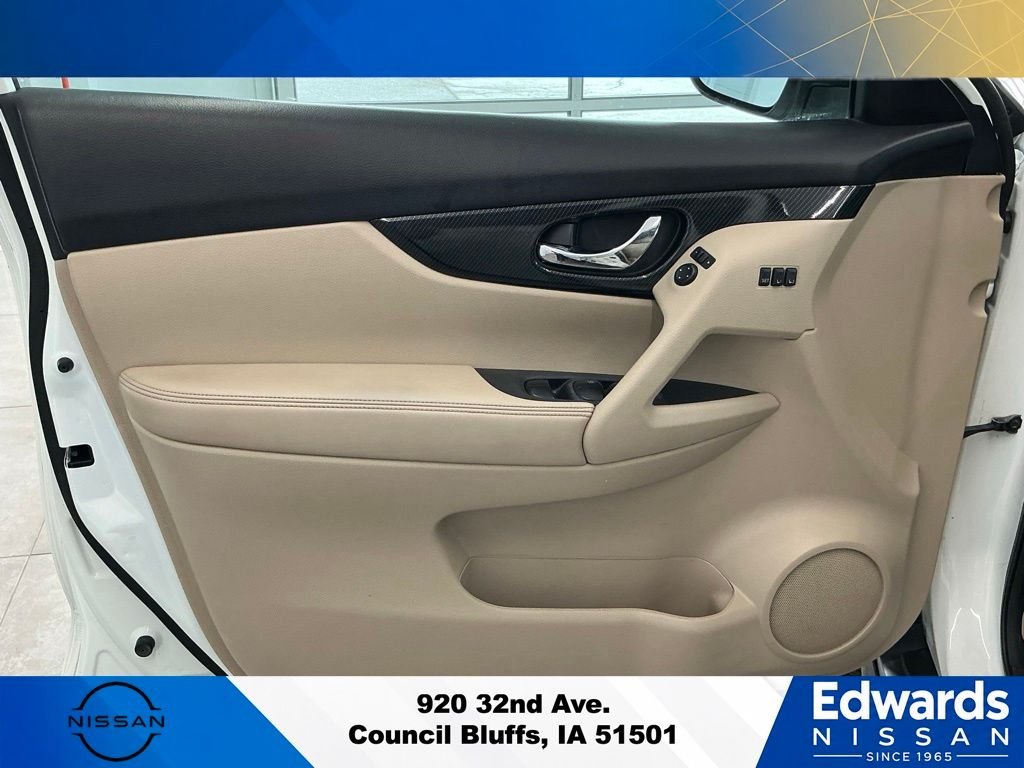 Used 2017 White Nissan  image 18