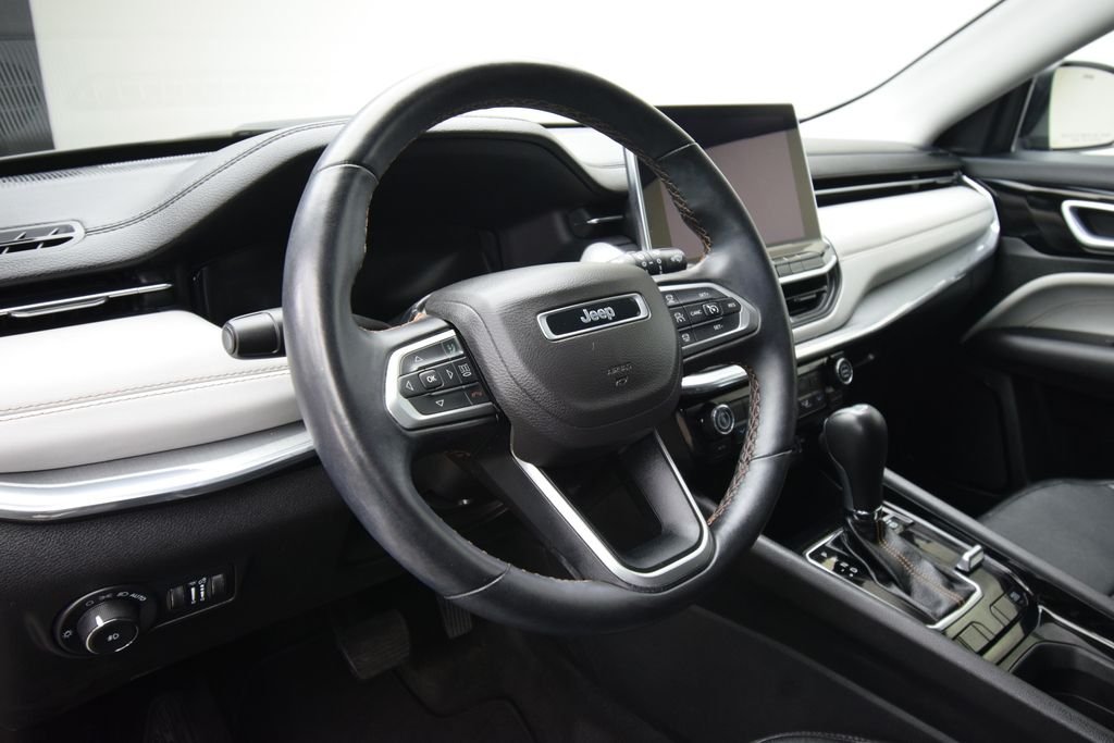 Used 2019 Granite Crystal Metallic Clearcoat Jeep Latitude image 13