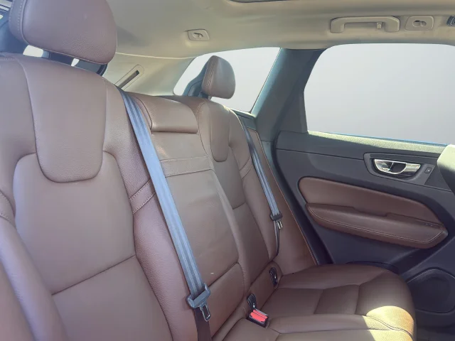 Used 2018 Blue Volvo T5 Momentum image 23