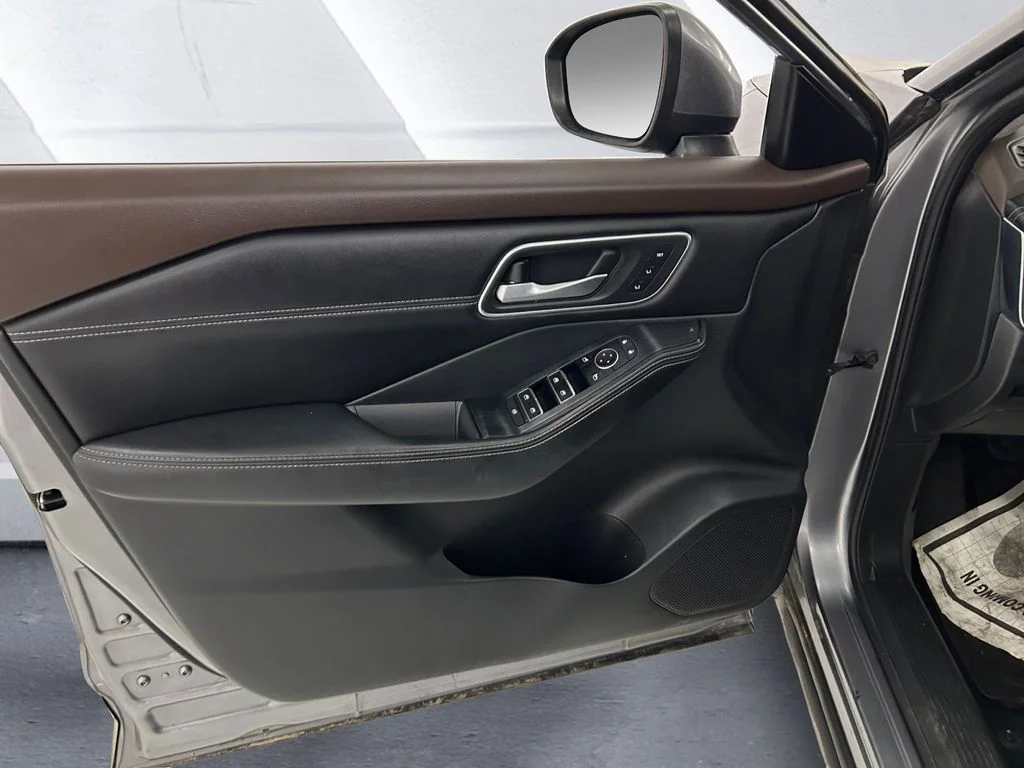 Used 2021 Gray Nissan SL image 12