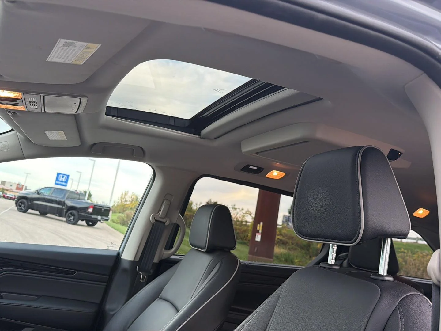 Used 2025 Sonic Gray Pearl Honda Touring image 9