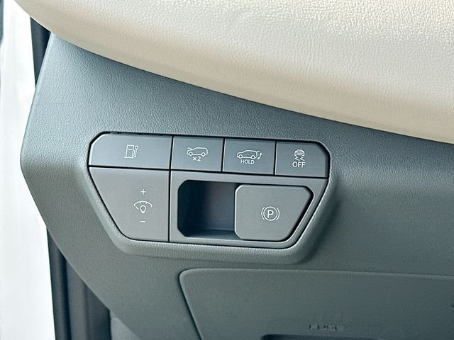 New 2026 Glacial White Pearl Kia Wind AWD image 10