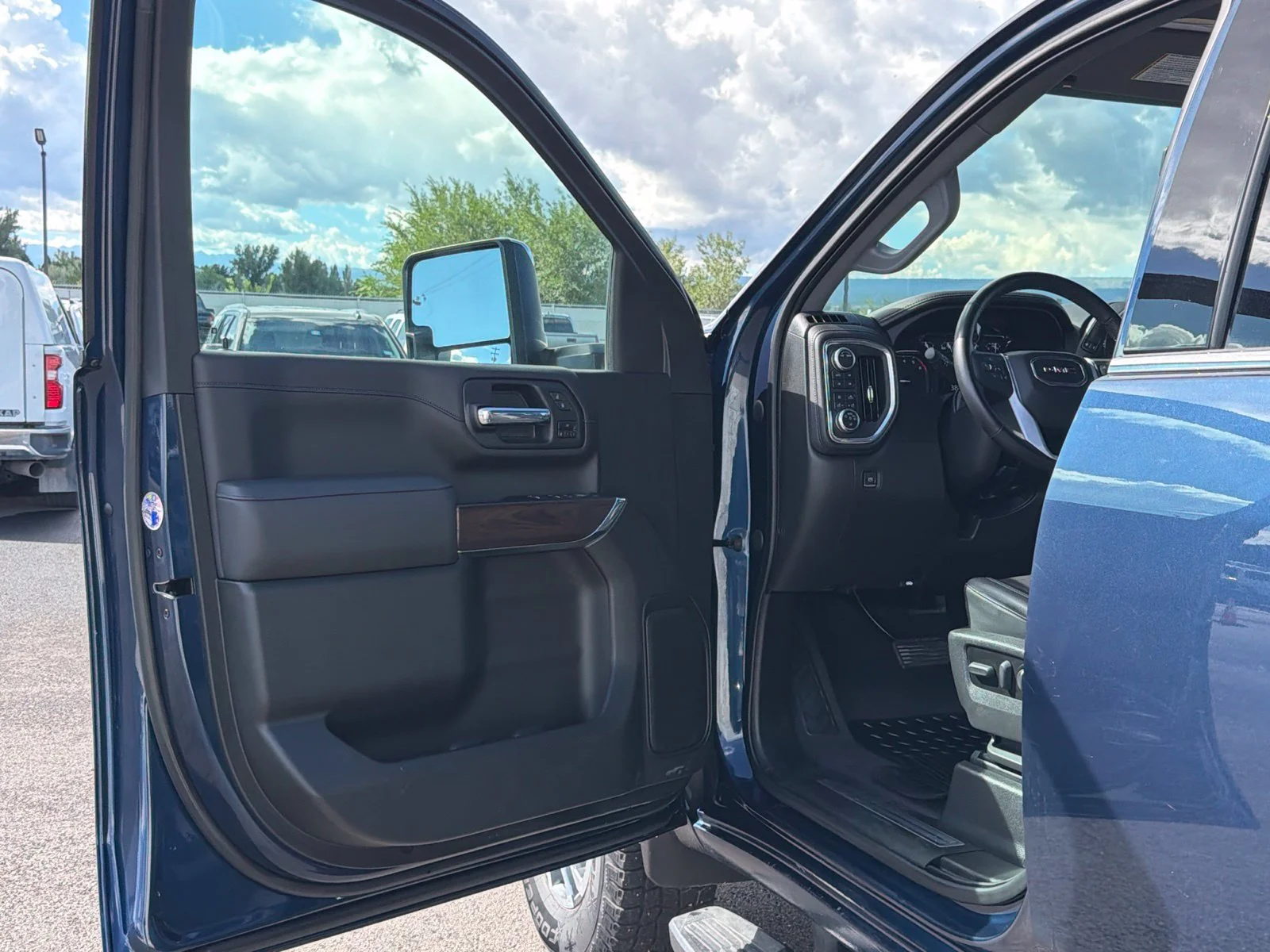 Used 2022 PACIFIC BLUE METALLIC GMC SLT image 27