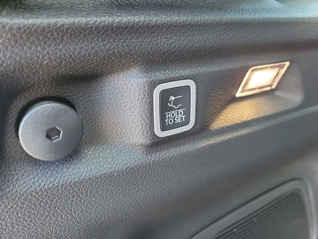 New 2026 Silver Zynith Exterior Paint Jeep Limited image 8