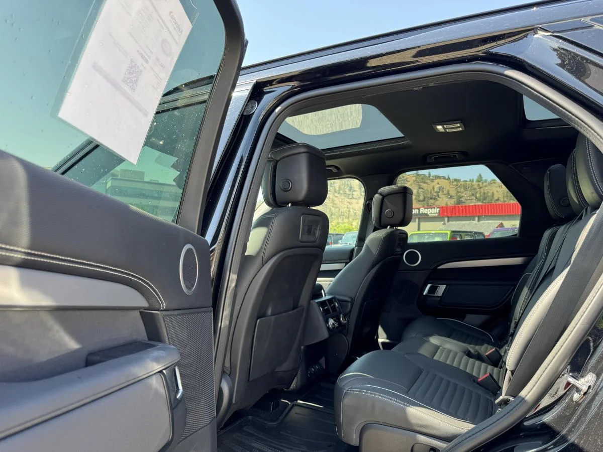 Used 2024 Black Land Rover Dynamic Se image 11
