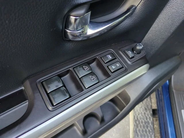Used 2020 Blue Nissan SL image 16