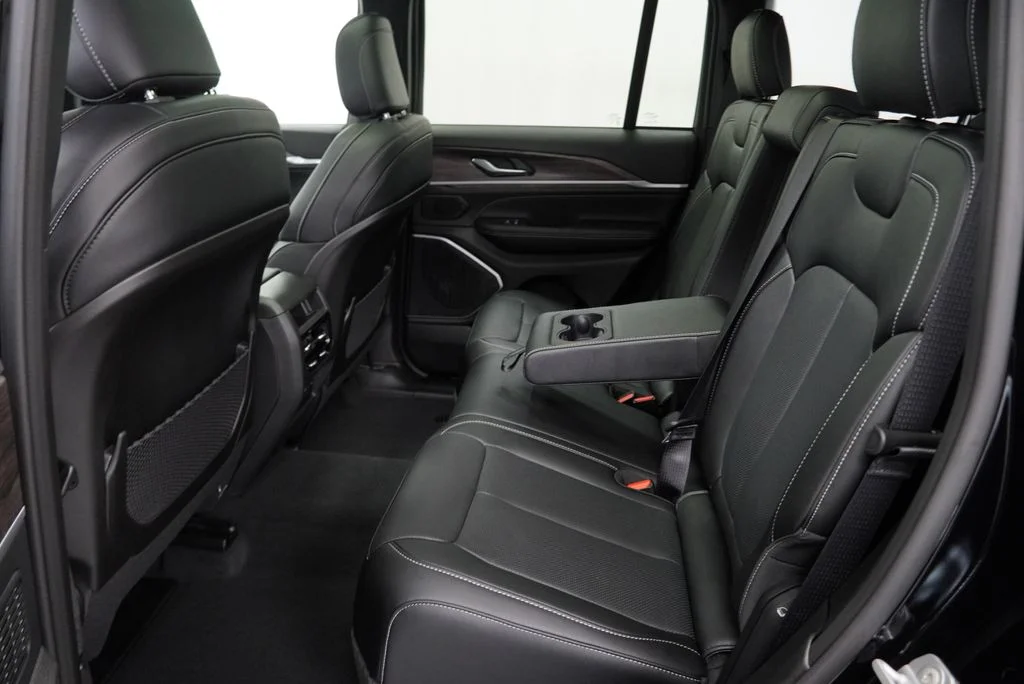 New 2026 Diamond Black Crystal Pearl-Coat Exterior Paint Jeep Limited Reserve image 20