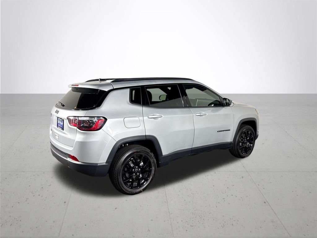 New 2026 Silver Zynith Metallic Clearcoat Jeep Latitude image 6