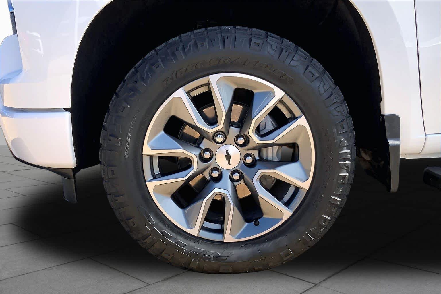Used 2025 Summit White Chevrolet RST image 11