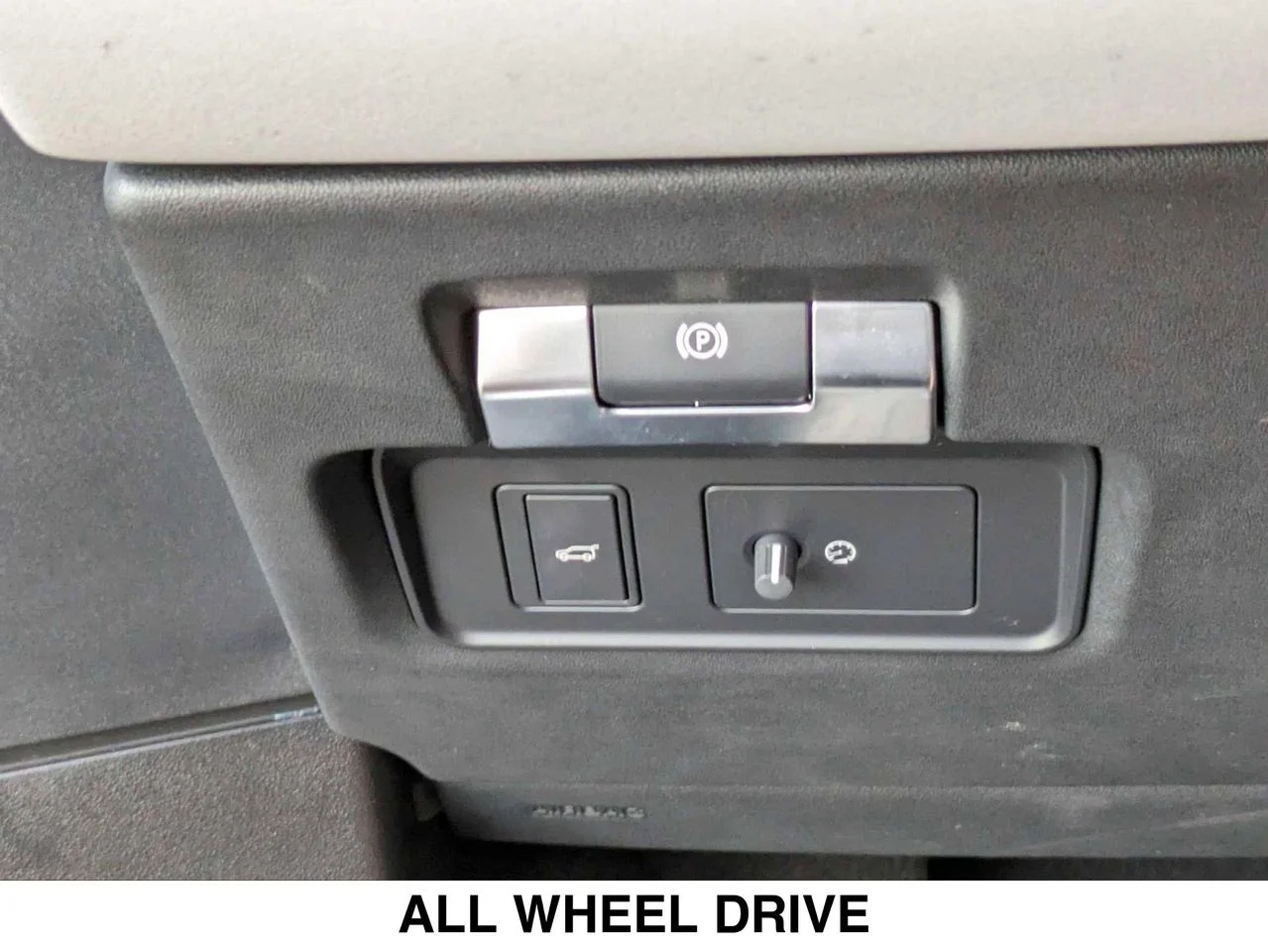 Used 2023 ELGER GRAY Land Rover R-Dynamic SE image 14