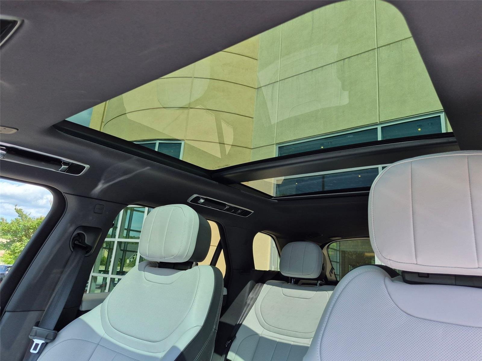 Used 2024 Fuji White Land Rover Dynamic SE image 21