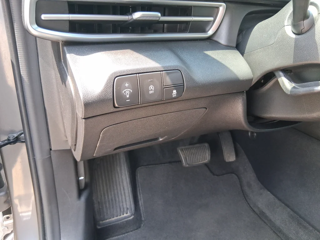 Used 2024 Silver Hyundai SE image 27