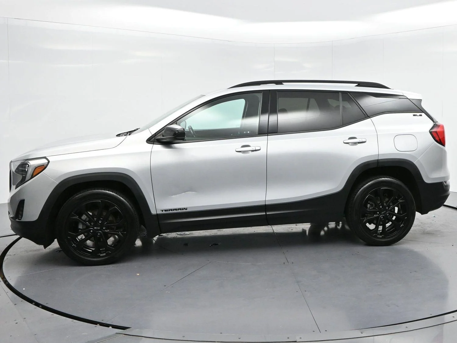 Used 2021 Quicksilver Metallic GMC SLE image 4