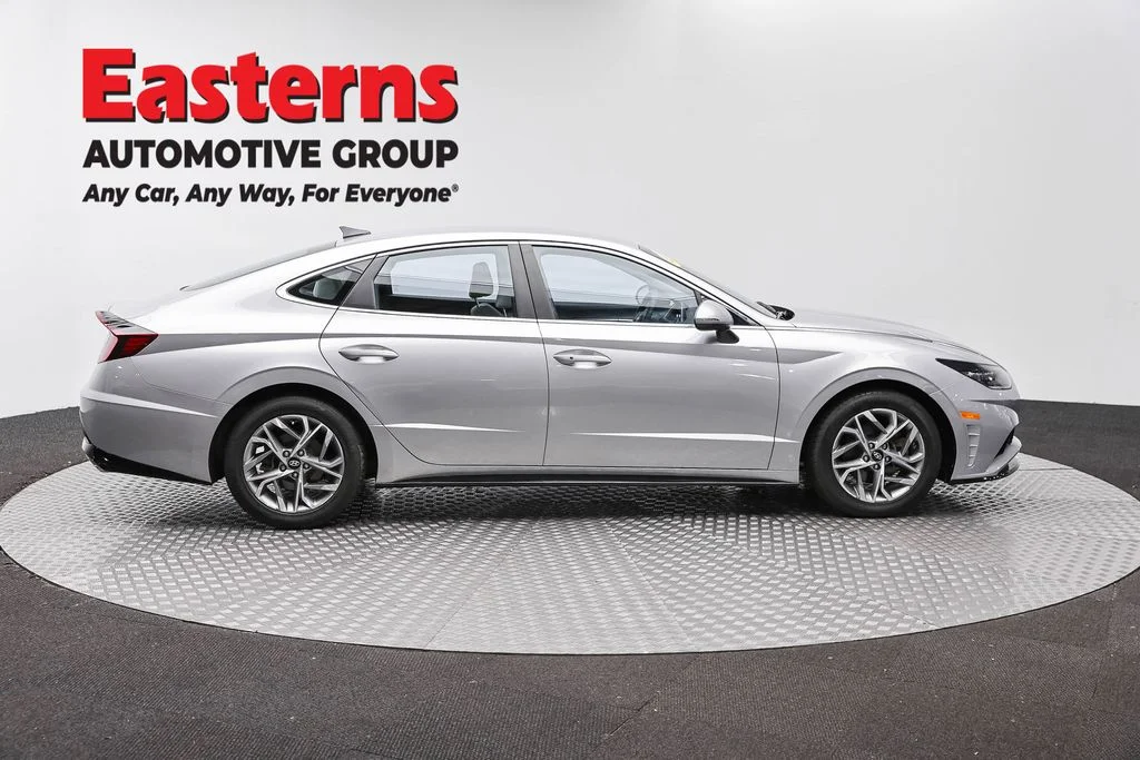 Used 2023 Silver Hyundai SEL image 4