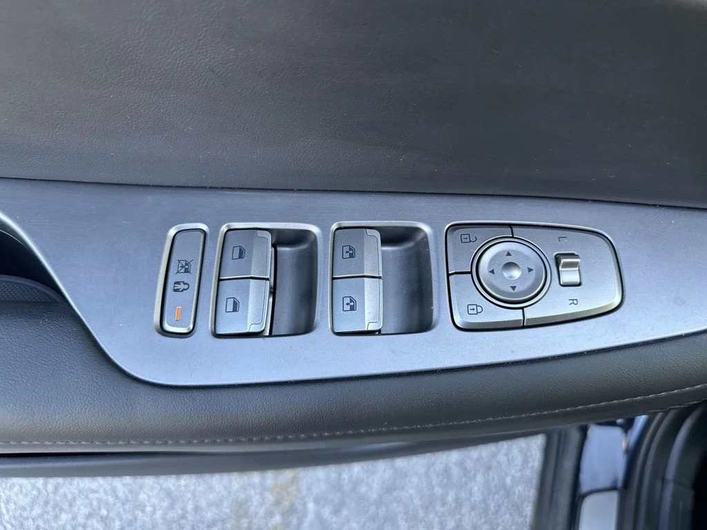 Used 2025 White Hyundai SEL Premium image 15