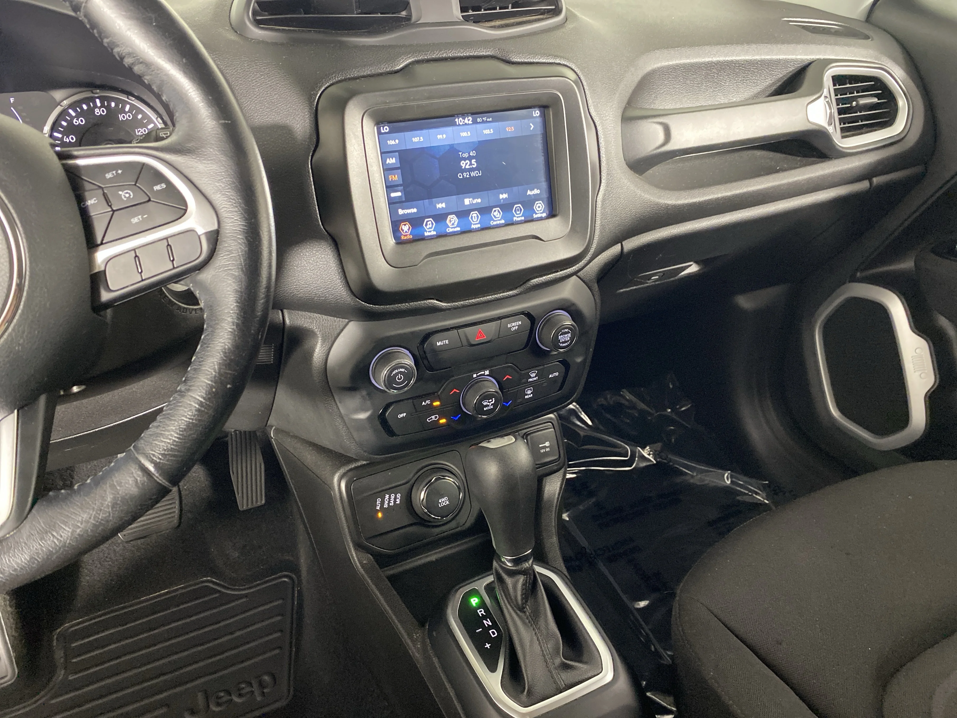 Used 2020 Alpine White Clearcoat Jeep Latitude image 28