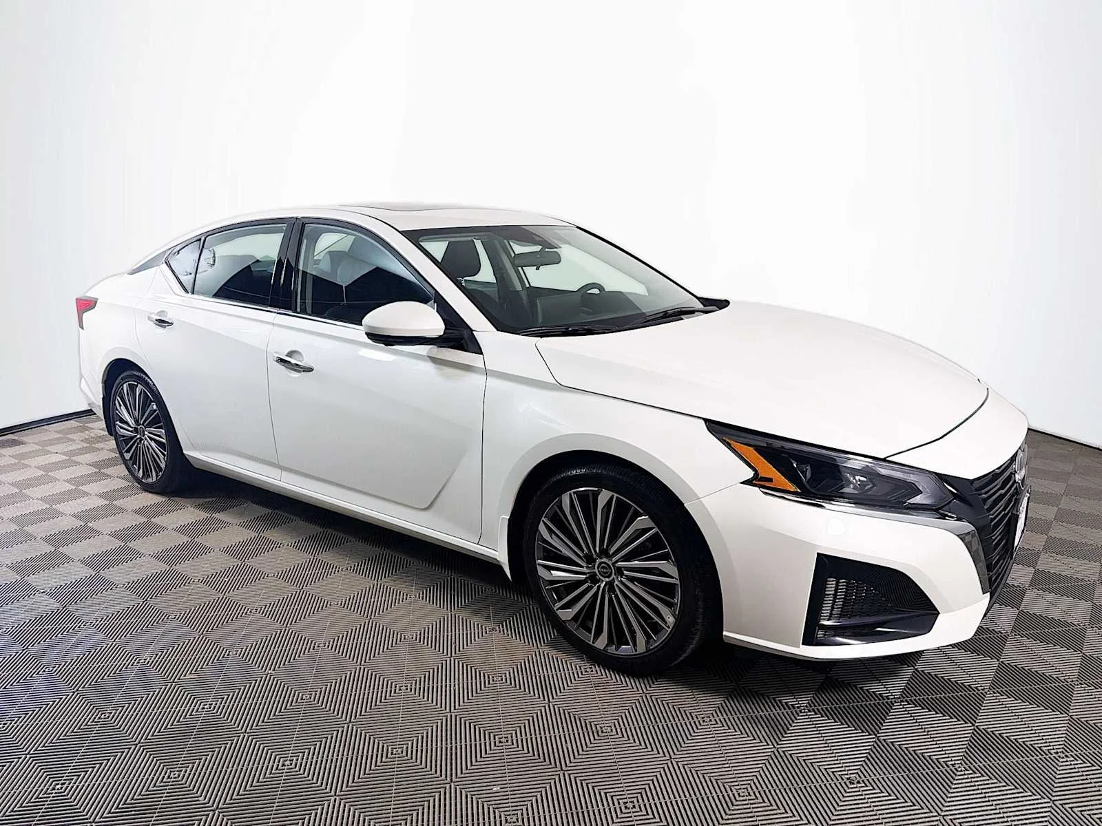 Certified Used 2025 Pearl White Tricoat Nissan SL image 3