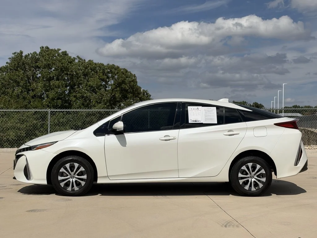 Used 2020 White Toyota XLE image 3