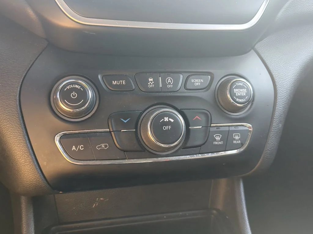 Used 2019 White Jeep Latitude image 26