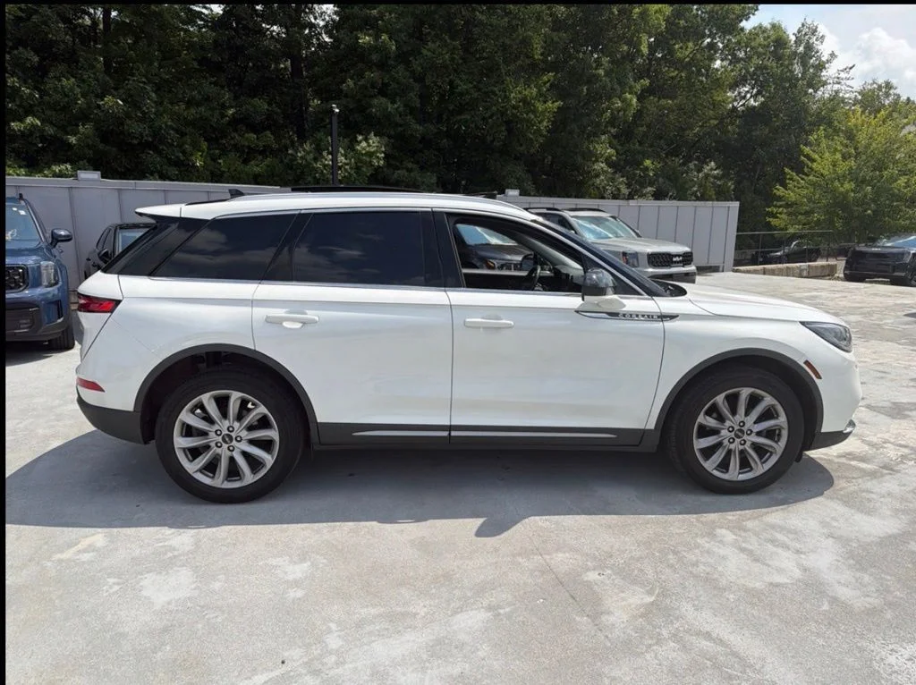 Used 2021 White Lincoln Standard image 9
