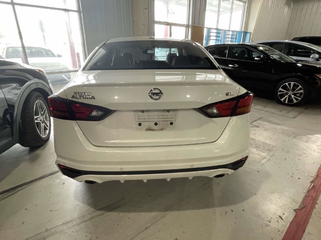 Used 2019 White Nissan 2.5 SL image 4