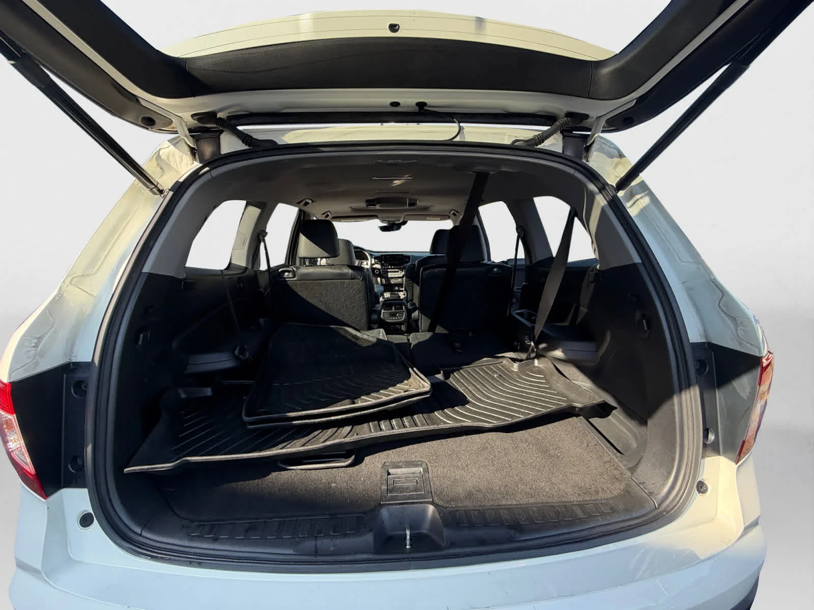 Used 2019 White Diamond Pearl Honda Touring 7-Passenger image 25