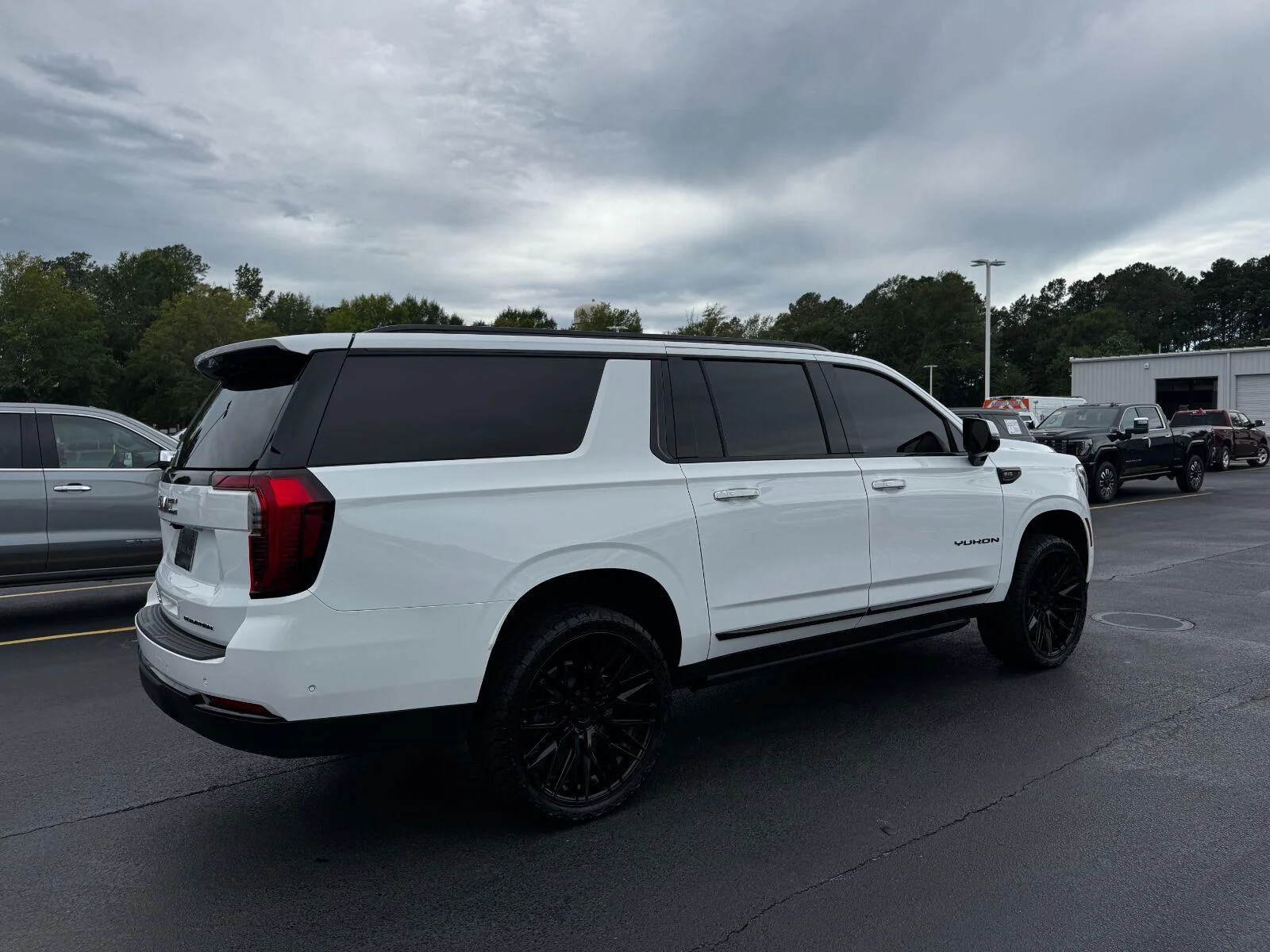 Used 2025 Summit White GMC Elevation image 5