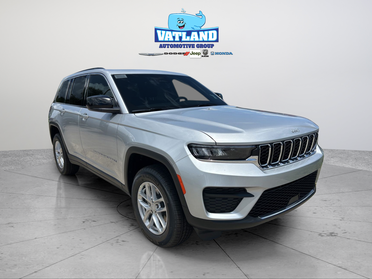 New 2026 Silver Zynith Exterior Paint Jeep Laredo image 22