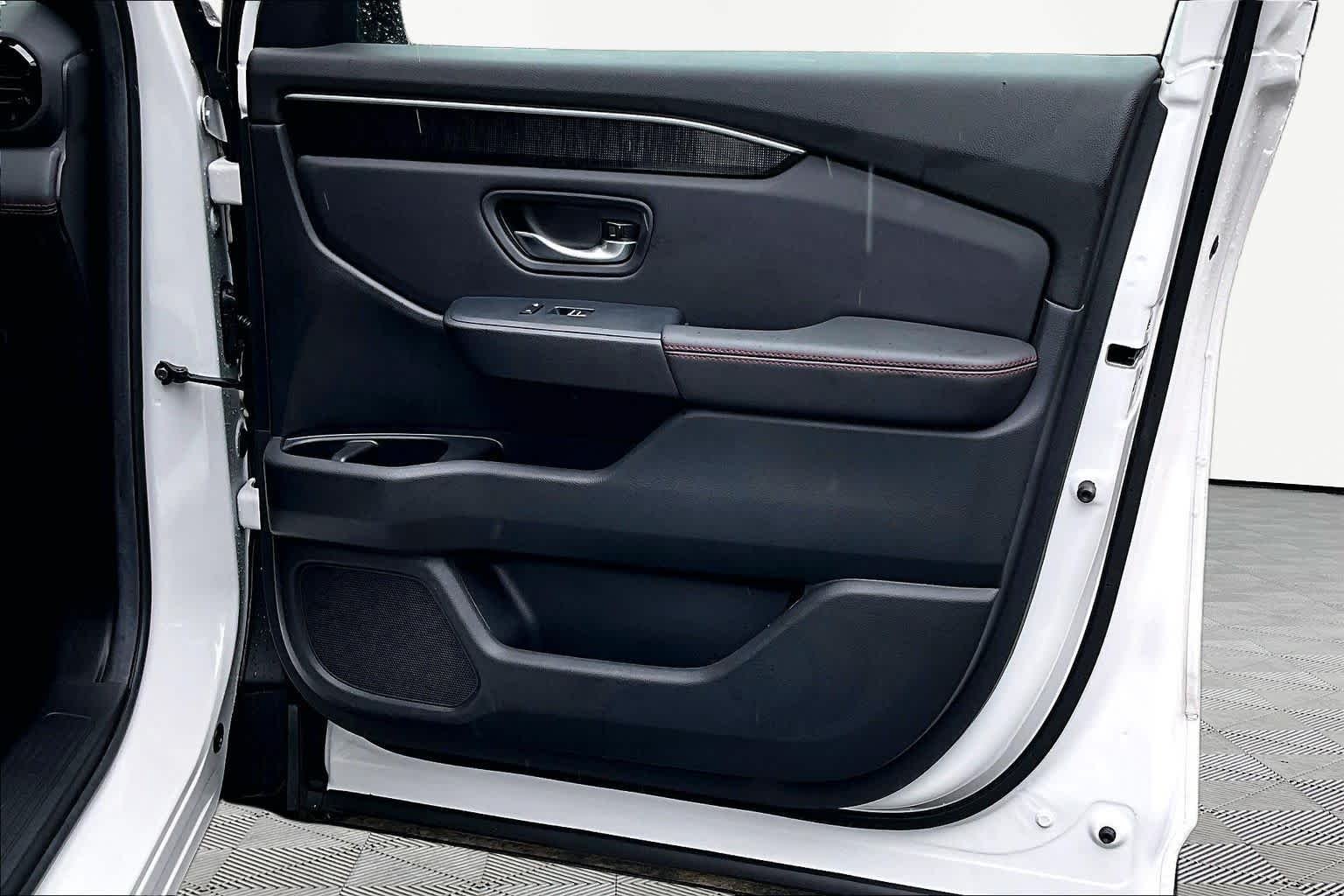Used 2025 Platinum White Pearl Honda Black Edition image 23